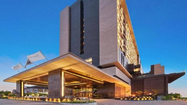 Горящая путевка в Индию — отель The Leela Ambience Convention Hotel Delhi (Нью-Дели)